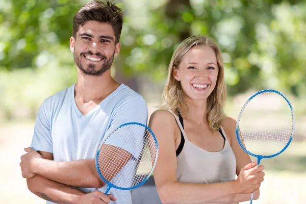 Coppia Posa Con Loro Racchetta Badminton — Foto Stock
