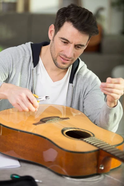 Artisan Lutemaker Tuning Handmade Guitarra Clássica Com Diapason — Fotografia de Stock