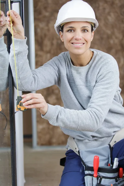 Glad Vacker Kvinna Byggare Med Måttband — Stockfoto