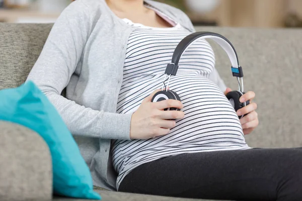 Schwangere Mit Kopfhörern Auf Dem Bauch — Stockfoto