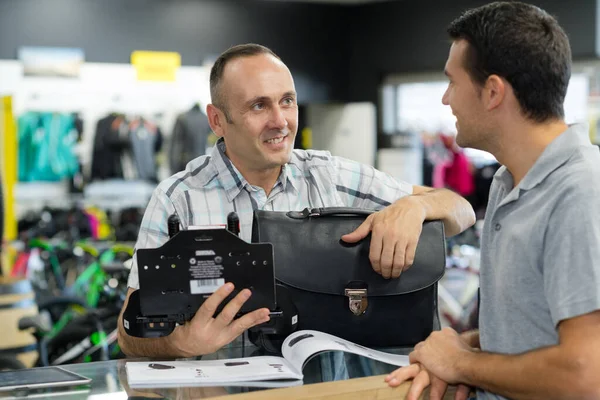 Человек Покупает Сцепление Двигателя Магазине Автозапчастей — стоковое фото