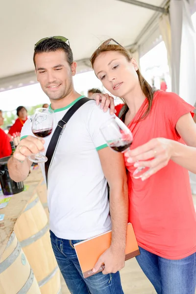 夫婦は屋外でワインを試飲しています — ストック写真