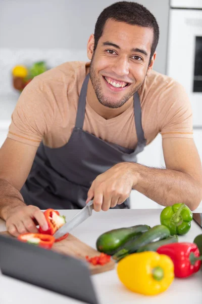 Knappe Man Koken Thuis Bereiden Salade Keuken — Stockfoto