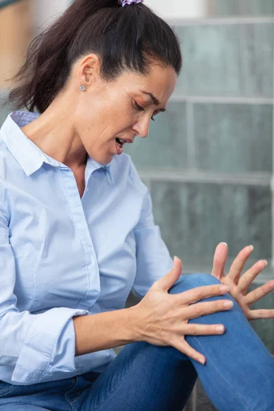 Middle Aged Woman Suffering Knee Pain — Stock Photo, Image