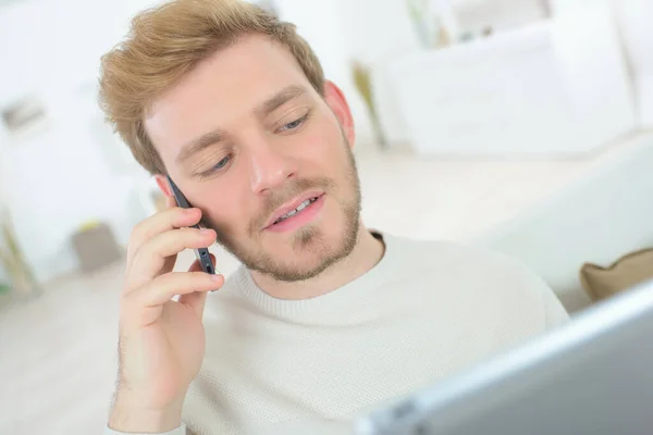 Mladý Muž Mluví Jeho Telefonu — Stock fotografie