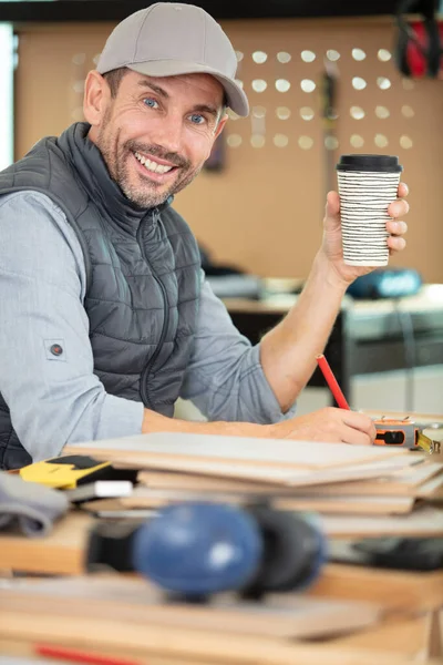 Tischler Posiert Mit Seinem Handwerk Und Seinem Kaffee — Stockfoto
