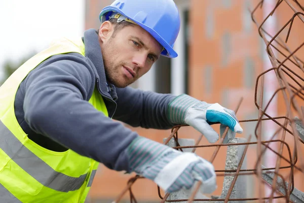 Man Arbetare Med Handskar Som Passar Metallstång — Stockfoto