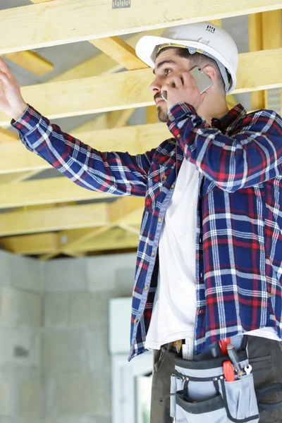 Homem Construtor Telefone Lado Casa Quadro Telhado — Fotografia de Stock