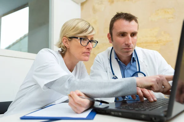 노트북에서 일하는 의사들 — 스톡 사진