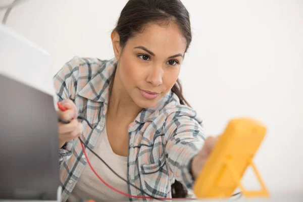 Vrouwelijke Elektricien Controleren Een Fusebox — Stockfoto