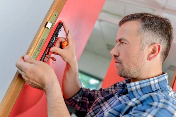 Handyman Reemplazando Una Cerradura Puerta — Foto de Stock