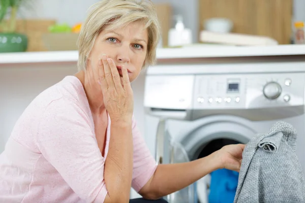 不快乐的女人在家里用洗衣机 — 图库照片