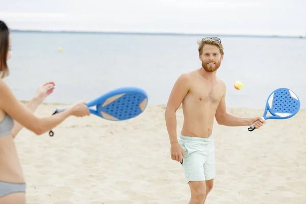 Пара Играет Пляжный Теннис — стоковое фото