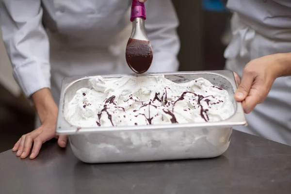 Работа Фабрике Мороженого Украшения Сливочного Ванильного Мороженого — стоковое фото