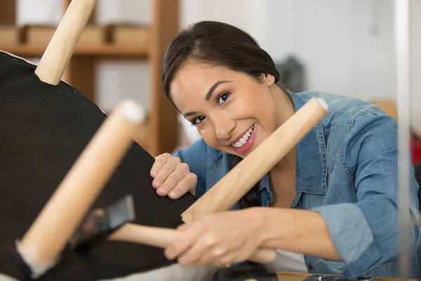 Mujer Feliz Está Montando Mueble — Foto de Stock