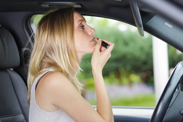 Vrouw Make Haar Lippen Met Rode Lippenstift Auto — Stockfoto