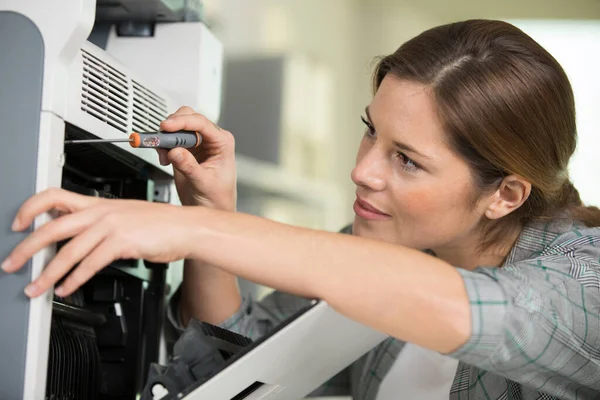 Jovem Feminino Reparação Quebrado Impressora Fax — Fotografia de Stock