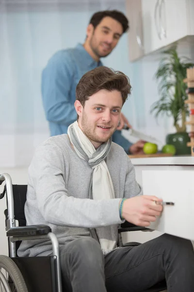 Uvolněný Pohledný Muž Invalidním Vozíku Kuchyni — Stock fotografie