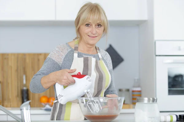 Mooie Gelukkig Senior Vrouw Koken Haar Keuken — Stockfoto