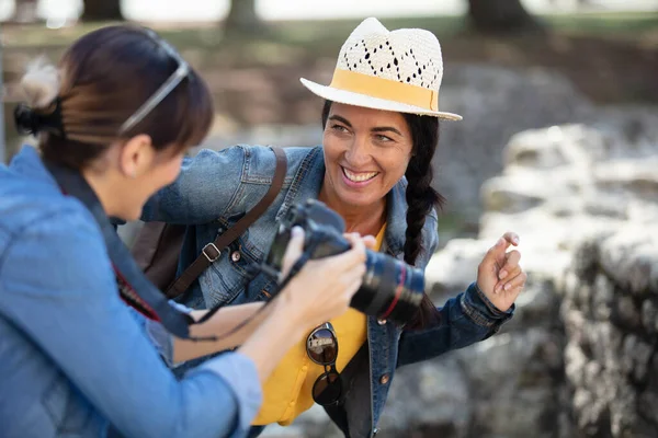 Счастливые Друзья Женщины Помощью Фотоаппарата — стоковое фото