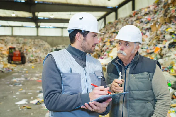 Trabalhadores Centro Reciclagem Resíduos Domésticos — Fotografia de Stock
