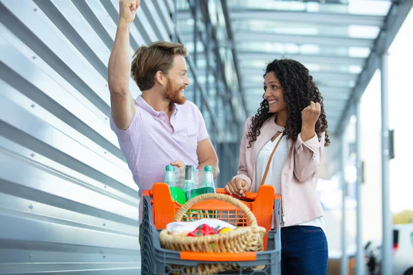 Beautiful Young Couple Choosing Food Supermarket — Stock Photo, Image