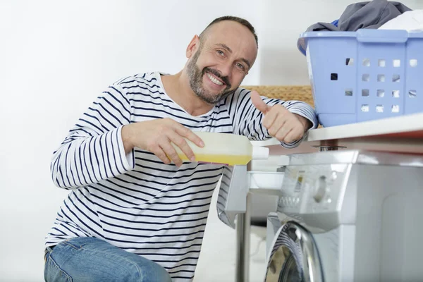 Человек Наливает Моющее Средство Ящик Стиральной Машины — стоковое фото