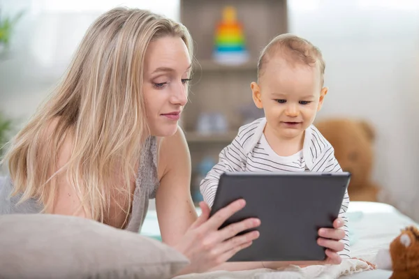Mãe Bebê Criança Estão Olhando Para Jogar Tablet — Fotografia de Stock