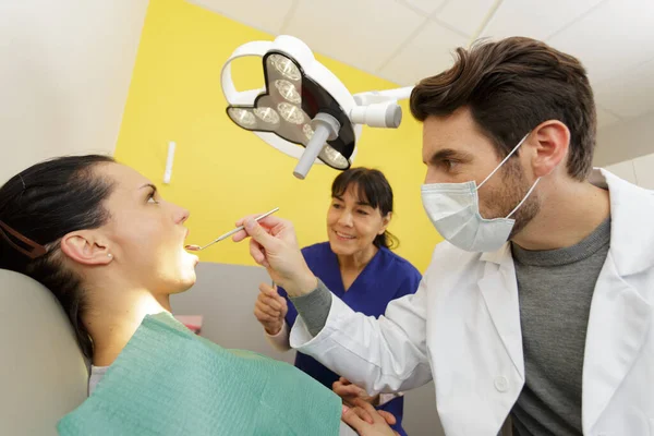 Οδοντίατρος Εξέταση Όμορφη Ασθενή Του Στο Γραφείο Οδοντιάτρων — Φωτογραφία Αρχείου