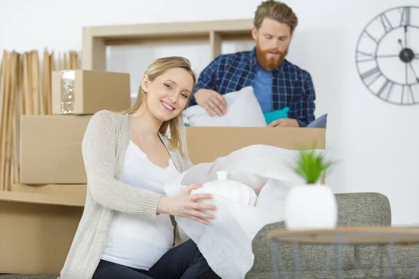 Young Couple Moving New Flat Fragile Things — Stock Photo, Image