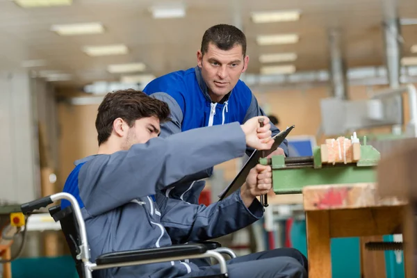 Behinderter Arbeiter Rollstuhl Einer Tischlerei — Stockfoto