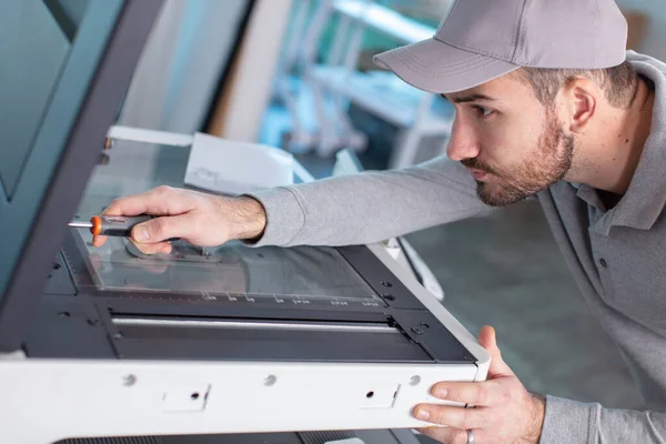 Técnico Repara Uma Grande Copiadora Toner Impressora Escritório — Fotografia de Stock