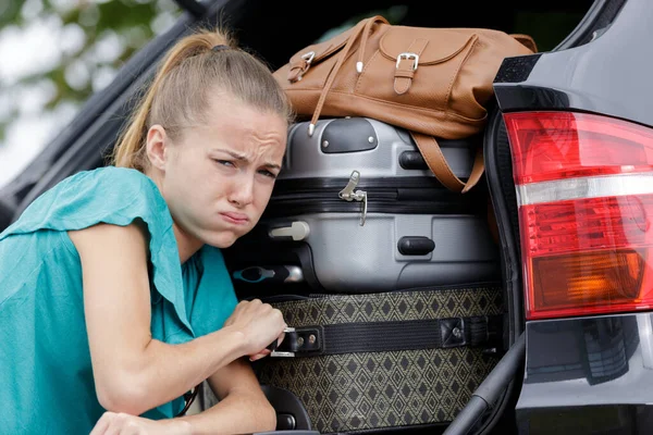 Жіночий Багаж Багажнику Автомобіля — стокове фото