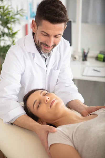 Medico Massaggiare Spalle Del Paziente Studio Medico — Foto Stock