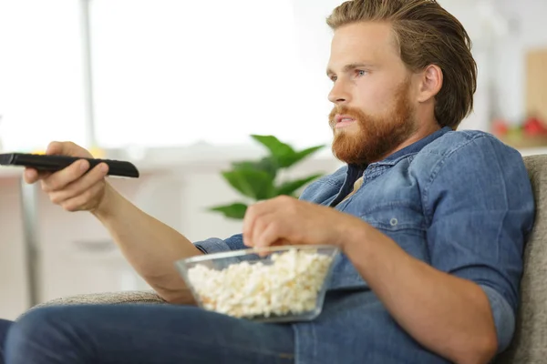 Homme Regarde Télévision Tout Tenant Une Télécommande — Photo