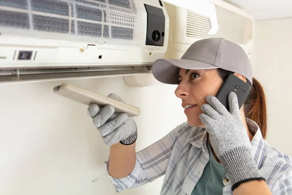 Technikerin Repariert Klimaanlage Und Telefoniert — Stockfoto