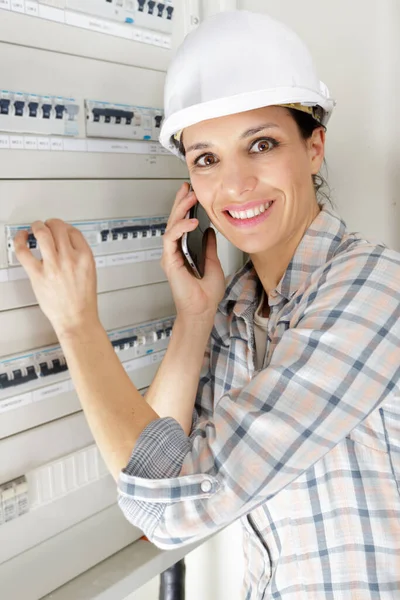 Χαρούμενη Γυναίκα Επισκευαστής Στις Ασφάλειες Για Τηλέφωνο — Φωτογραφία Αρχείου