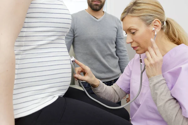 Dokter Luistert Een Buik Van Een Zwangere Vrouw — Stockfoto