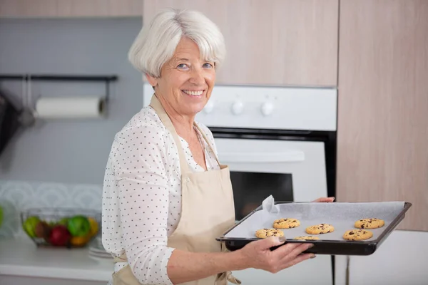 Όμορφη Και Ευτυχισμένη Ηλικιωμένη Γυναίκα Που Μαγειρεύει Στην Κουζίνα Της — Φωτογραφία Αρχείου