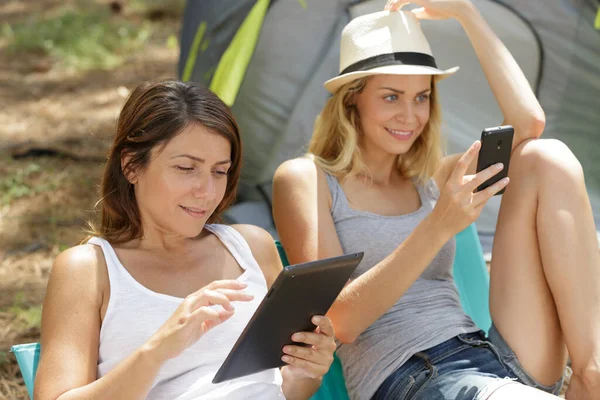 Chicas Que Acampan Usando Smartphone Tableta —  Fotos de Stock