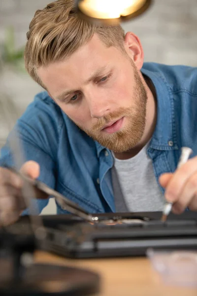 Samec Studenta Během Opravy Jeho Laptop — Stock fotografie
