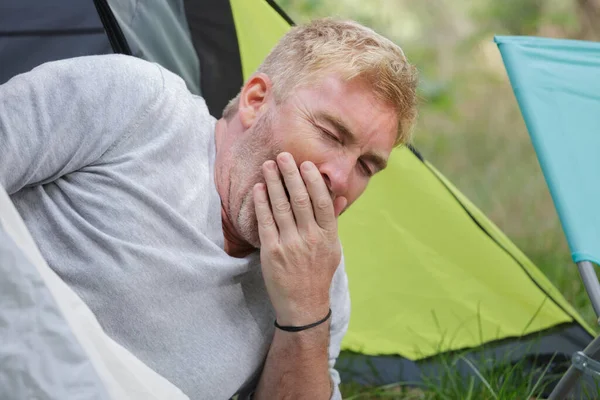 Hombre Estirándose Camping — Foto de Stock