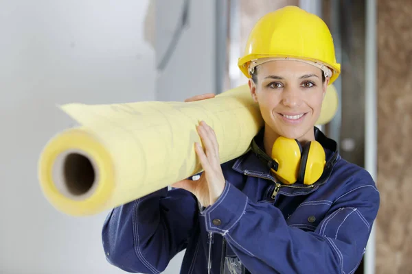Vrouwelijke Werknemer Draagt Een Rol Papier — Stockfoto
