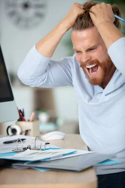Θυμωμένος Επιχειρηματίας Που Εργάζεται Στο Γραφείο — Φωτογραφία Αρχείου