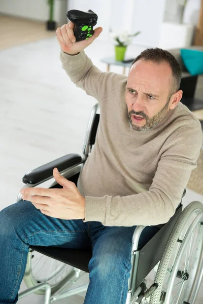 Homem Com Deficiência Ficando Com Raiva Sobre Jogo Computador — Fotografia de Stock