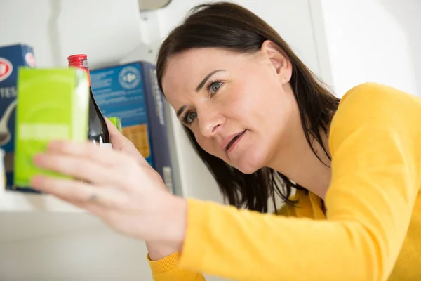 Mujer Cocina Buscando Ingridientes — Foto de Stock