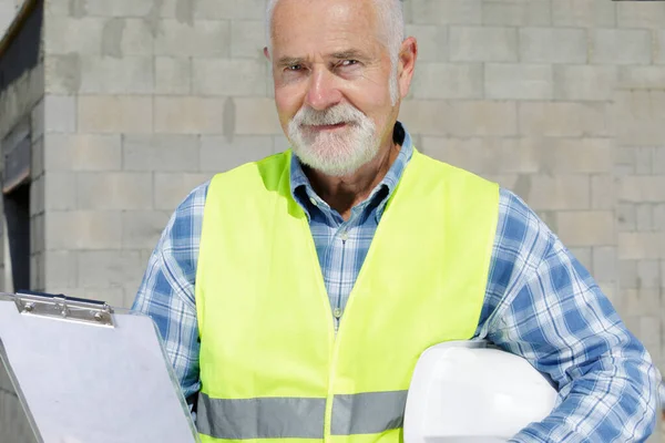 Senior Werkman Ter Plaatse Met Een Blanco Klembord — Stockfoto