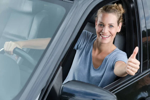 Beautiful Young Woman Driving Her Brand New Car — Stock Photo, Image