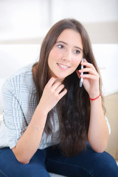 Dziewczyna Rozmawiająca Przez Telefon — Zdjęcie stockowe