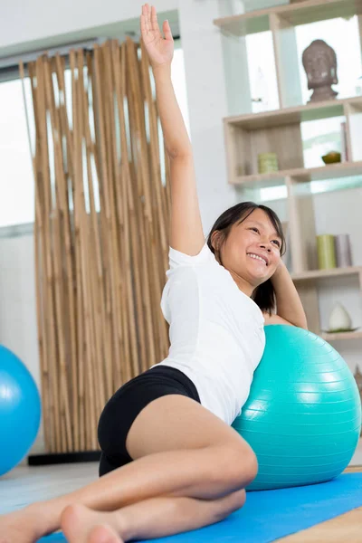Teenager Mädchen Trainiert Hause Mit Fitnessball — Stockfoto